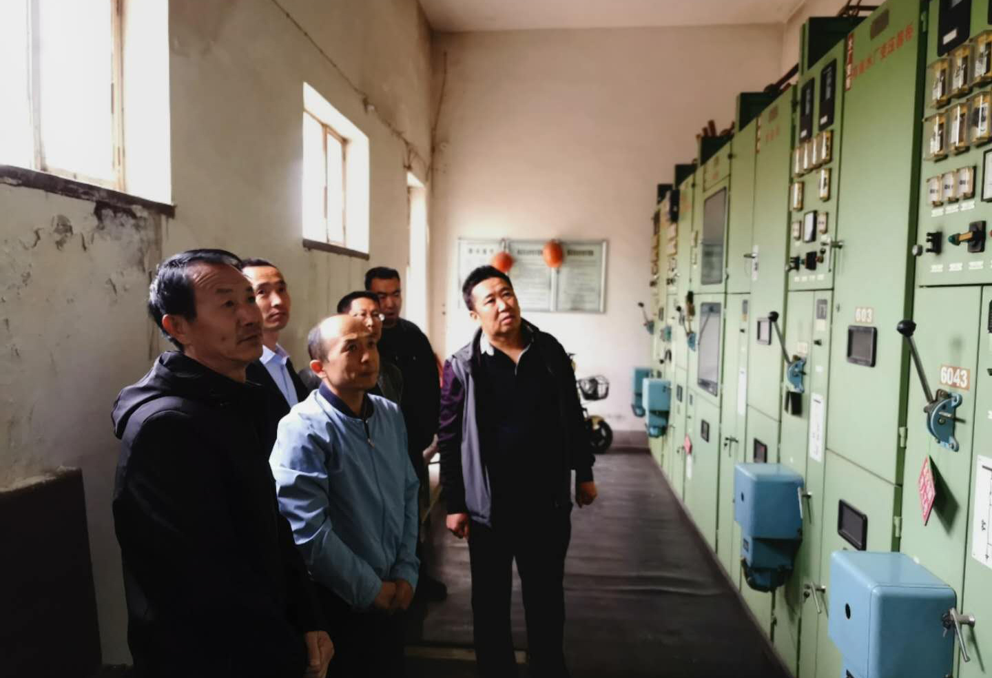 公司總經(jīng)理王建人在供水、污水生產(chǎn)一線開展風(fēng)險隱患排查.jpg